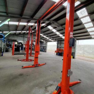 CM245-A 2 post hoist showing arm positioning