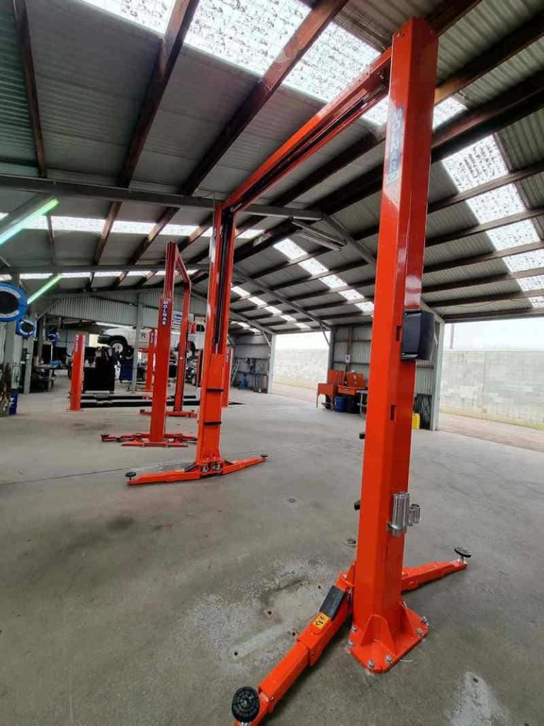 CM245-A 2 post hoist showing arm positioning