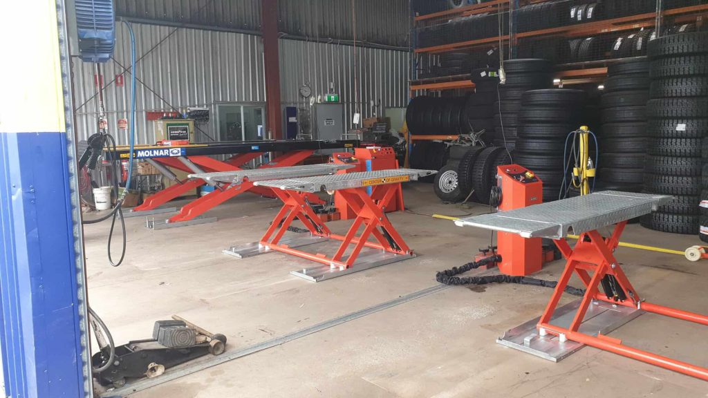 CM350-LS mid-rise scissor hoist lifting vehicle
