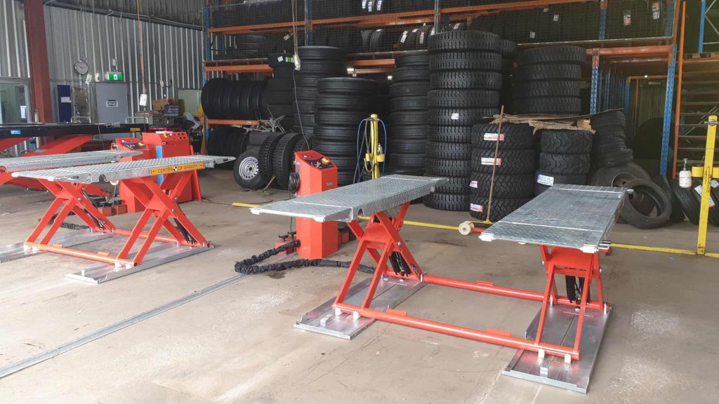 Molnar CM350-LS 3.5 tonne mid-rise mobile scissor hoist lift