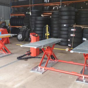Molnar CM350-LS 3.5 tonne mid-rise mobile scissor hoist lift